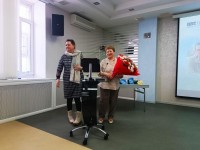 Фарида Иванова дарит букет ведущей
