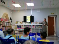 Сотрудница ЦБ представляет писателя детям