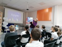 Анжелика Бивол показывает красочные картинки книжки о Хрумсе