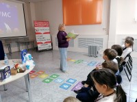 Анжелика знакомит ребят с домовёнком Кастрюлькиным