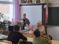 Маргарита Сладкова и Татьяна Юргенсон в школе