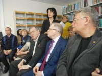 Наира передает экземпляр книги «Югра многоликая» Антону Суханову